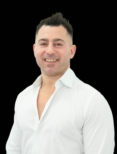 Carlos Alves, colour specialist at Simon Warwick Salons in Maida Vale – renowned for expert highlighting, balayage, and advanced colour techniques.