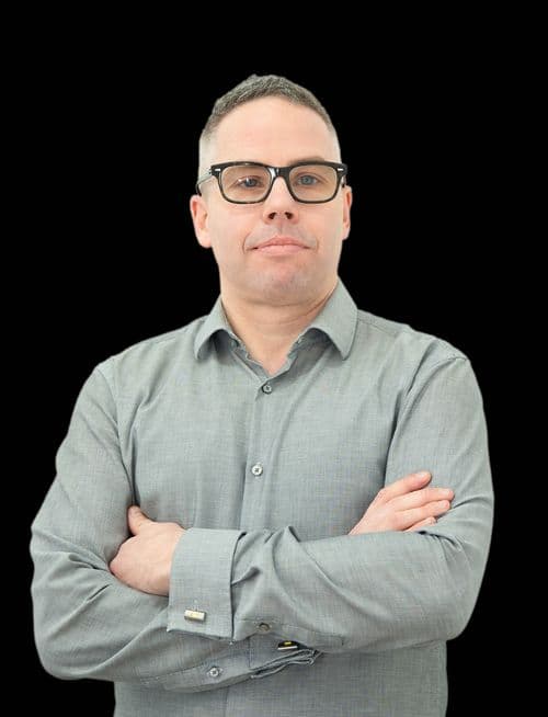 Danny Allan, senior stylist at Simon Warwick Salons in Maida Vale – experienced in modern cutting, personalised styling, and premium client service.